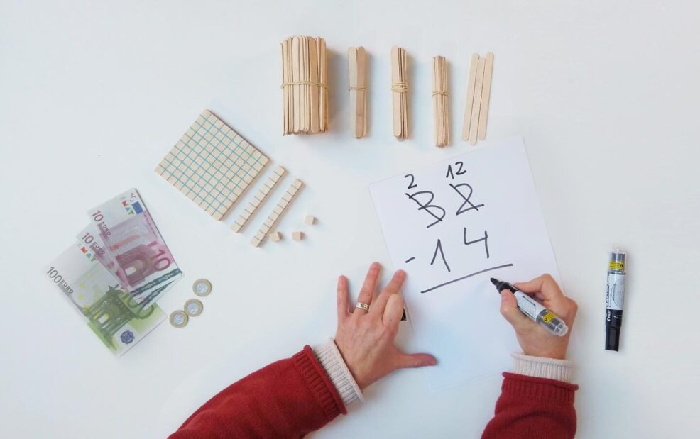 Como explicar la resta llevando de EMAT a mi hijo