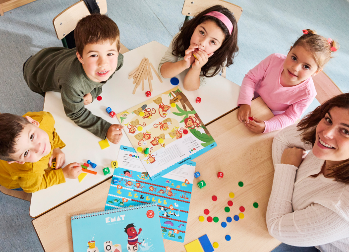Alumnes d’infantil aprenent matemàtiques amb materials manipulatius EMAT