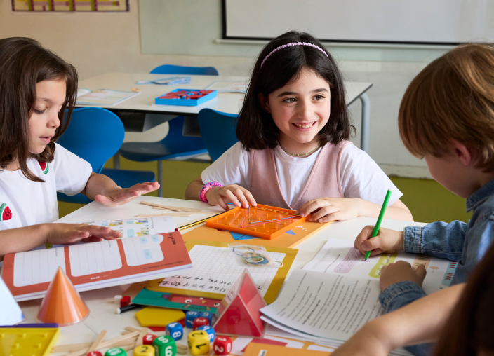 Infants aprenent matemàtiques amb recursos manipulatius a l’escola